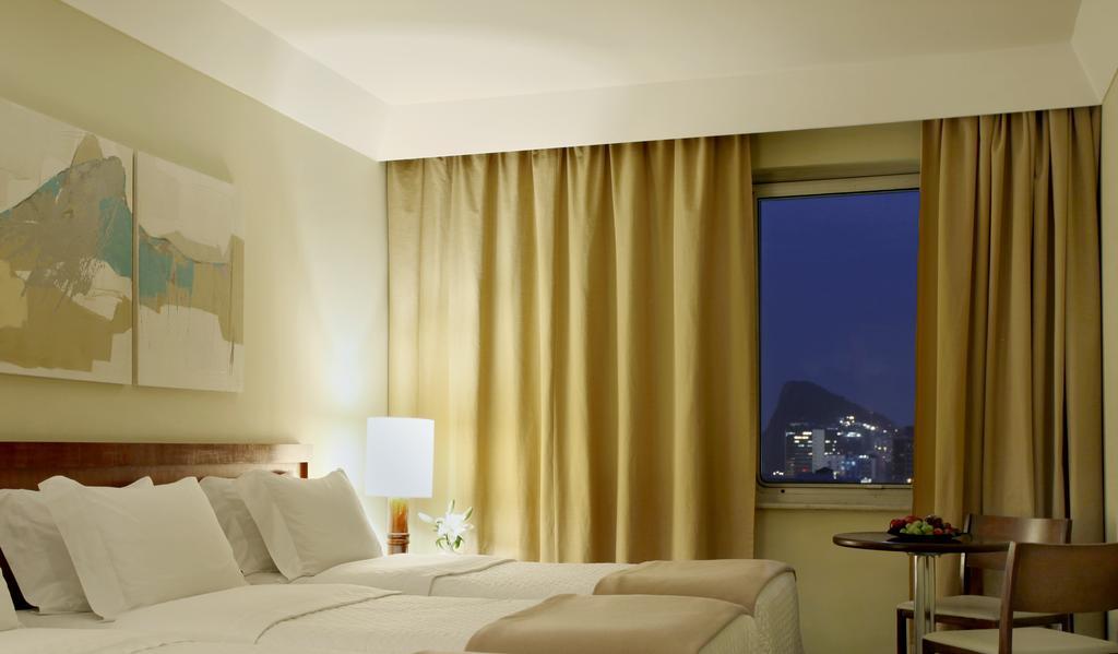 Quarto Standard com 2 Camas de Solteiro e Vista Lateral do Mar